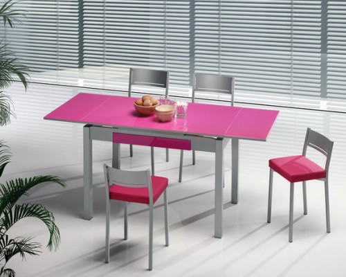 Mesa y silla rosa y gris