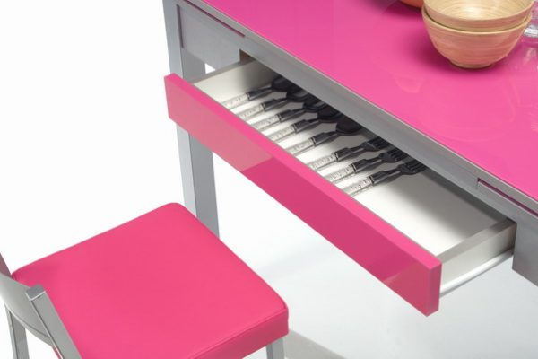 Detalle mesa de cocina rosa