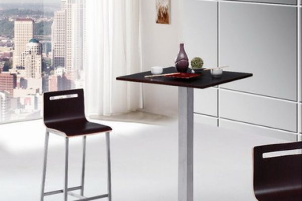 Mesa alta y sillas  negras