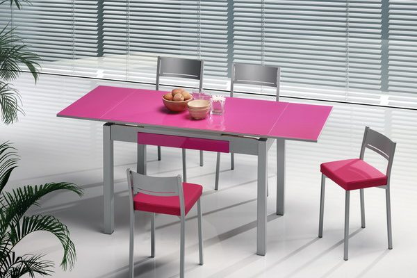 Mesa y silla rosa y gris